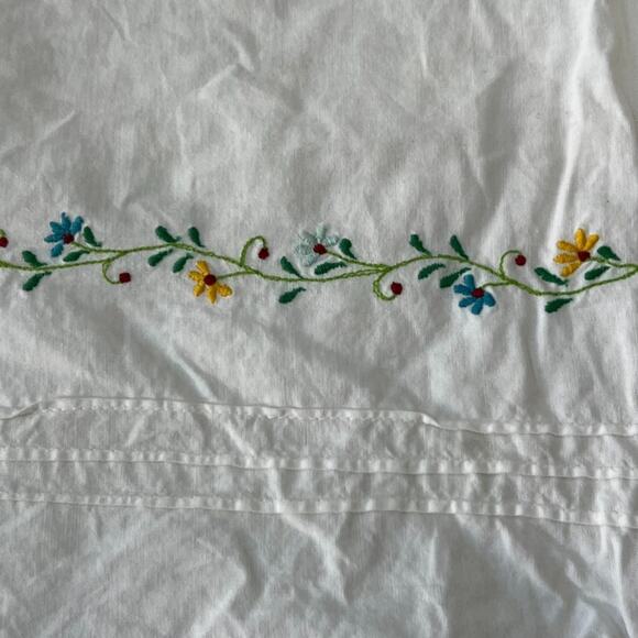 Vintage White Cotton Pillowcases With Hand-Embroidered Floral 21x27 Set Of Two - Picture 6 of 12